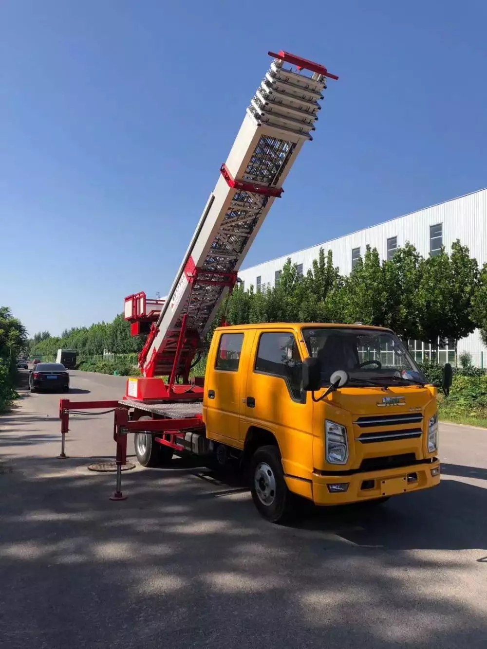 登封附近的云梯车出租服务：轻松解决高空作业需求