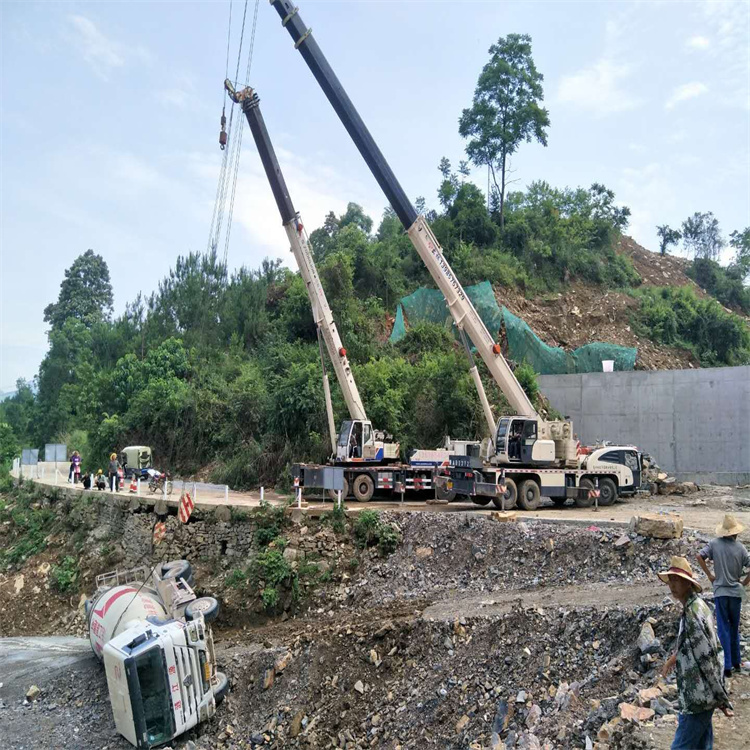 登封汽车掉沟里叫吊车救援要多少钱